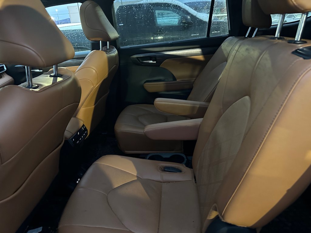 Toyota Highlander Limited AWD 2024 à Cowansville, Québec - 4 - w1024h768px
