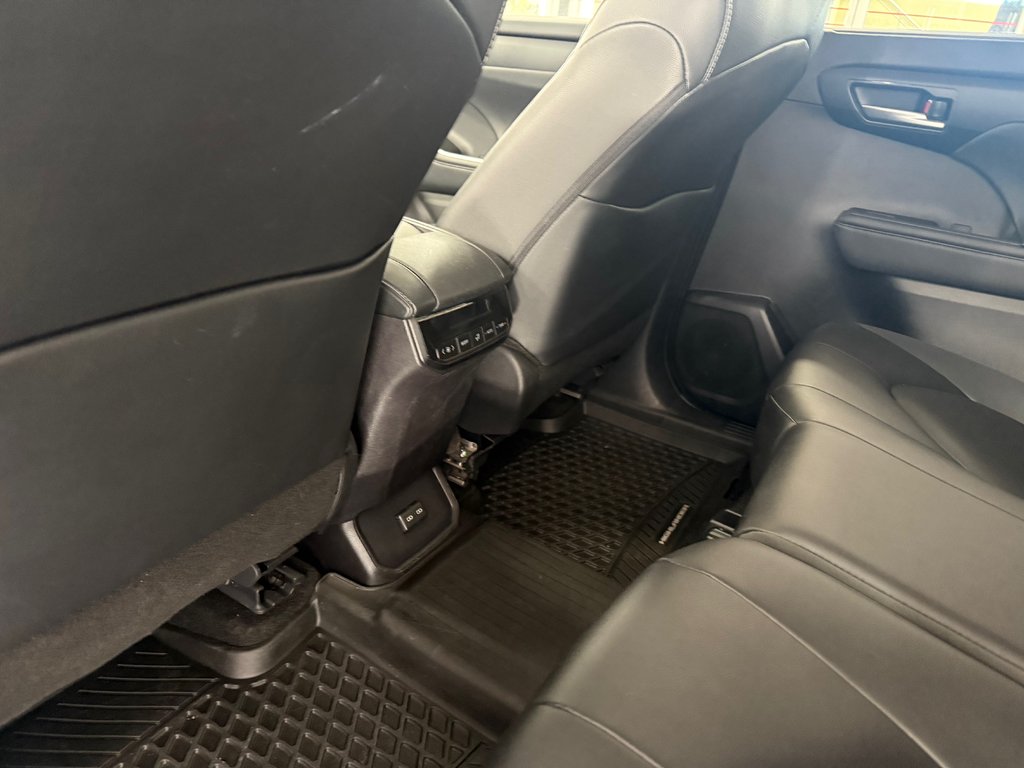 2025 Toyota Highlander XLE AWD in Cowansville, Quebec - 16 - w1024h768px