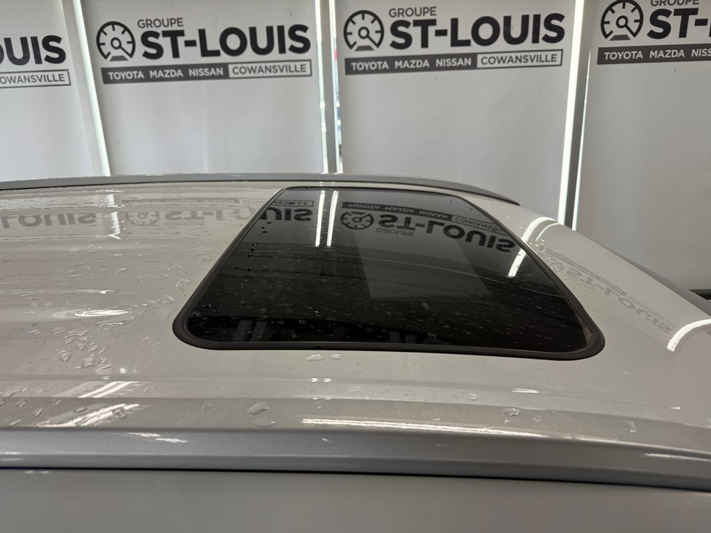 2025 Toyota Highlander XLE AWD in Cowansville, Quebec - 10 - w1024h768px