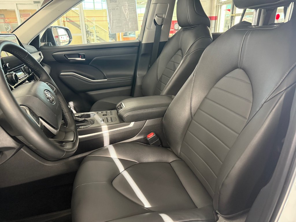 2025 Toyota Highlander XLE AWD in Cowansville, Quebec - 14 - w1024h768px