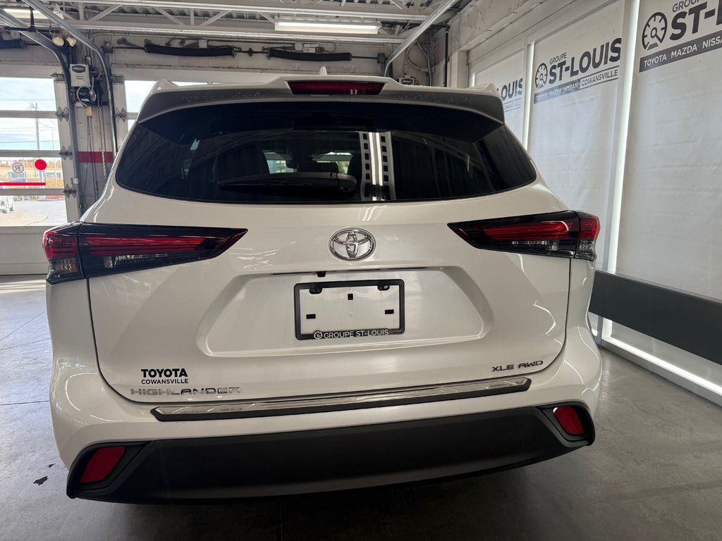 2025 Toyota Highlander XLE AWD in Cowansville, Quebec - 4 - w1024h768px