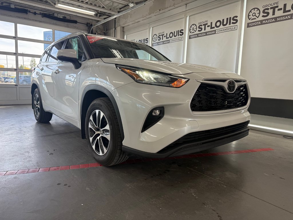 2025 Toyota Highlander XLE AWD in Cowansville, Quebec - 6 - w1024h768px