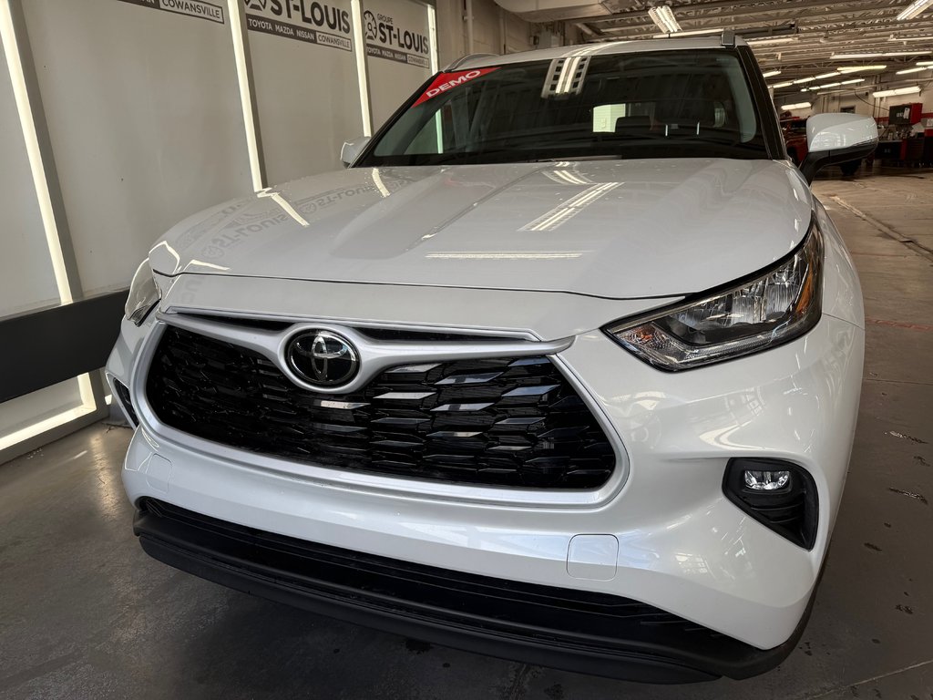 2025 Toyota Highlander XLE AWD in Cowansville, Quebec - 5 - w1024h768px