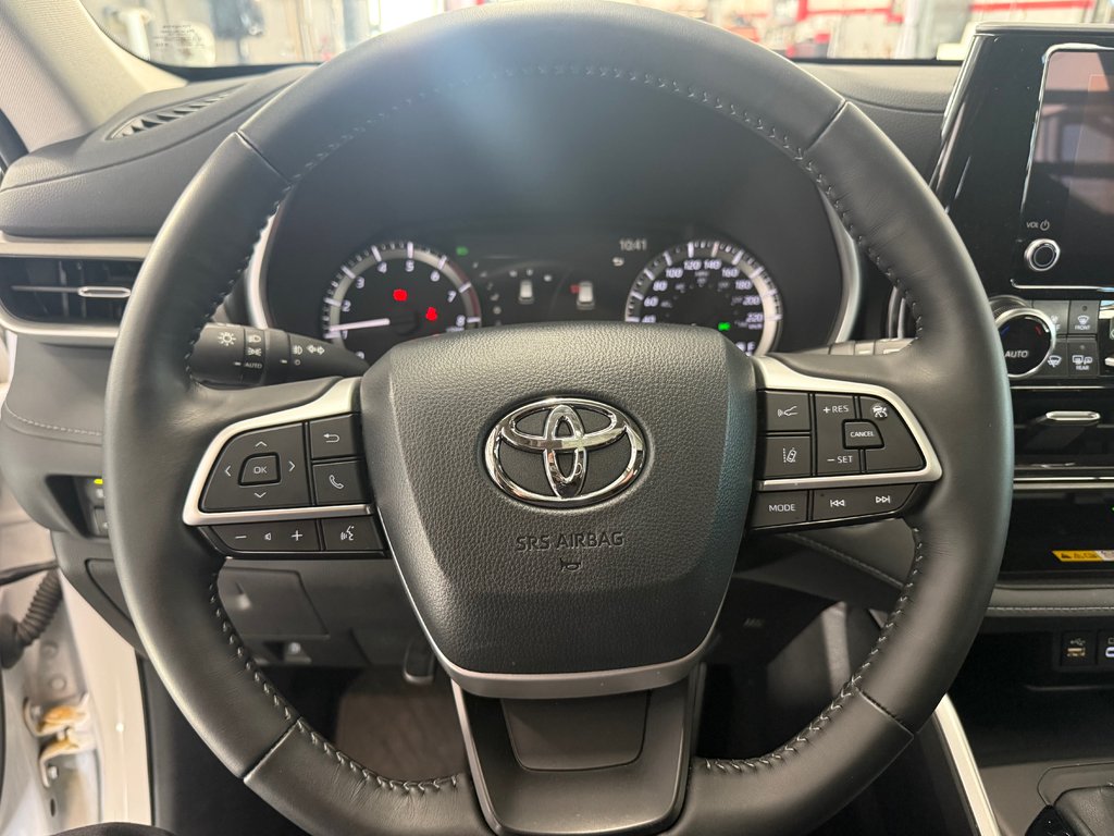 2025 Toyota Highlander XLE AWD in Cowansville, Quebec - 22 - w1024h768px