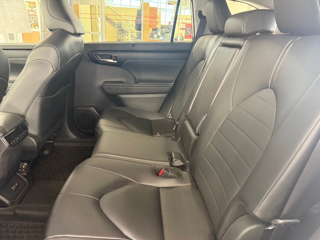2025 Toyota Highlander XLE AWD in Cowansville, Quebec - 15 - w1024h768px