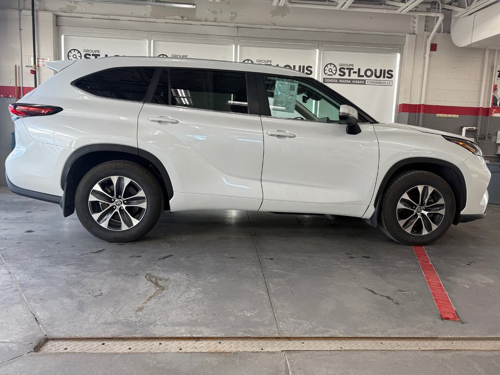 2025 Toyota Highlander XLE AWD in Cowansville, Quebec - 7 - w1024h768px