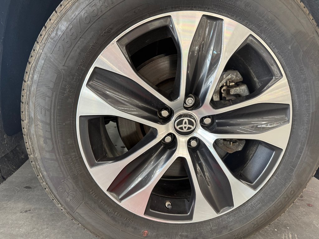2025 Toyota Highlander XLE AWD in Cowansville, Quebec - 11 - w1024h768px