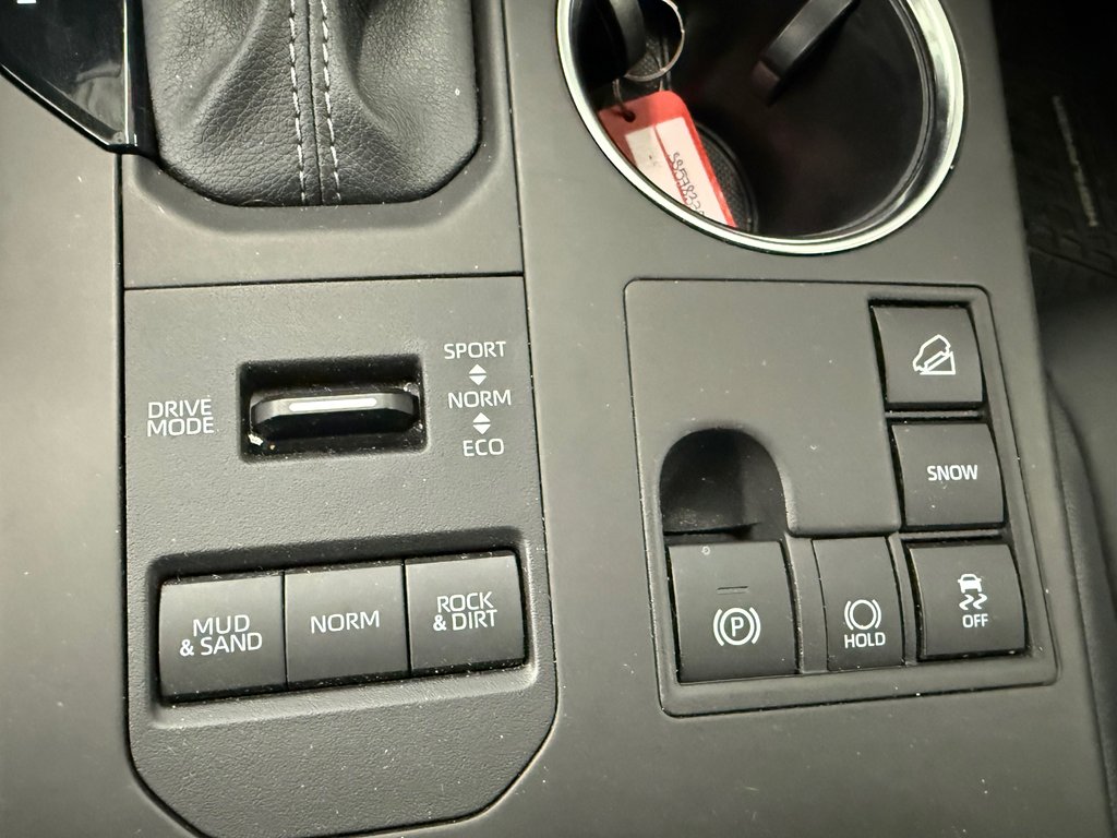 2025 Toyota Highlander XLE AWD in Cowansville, Quebec - 32 - w1024h768px