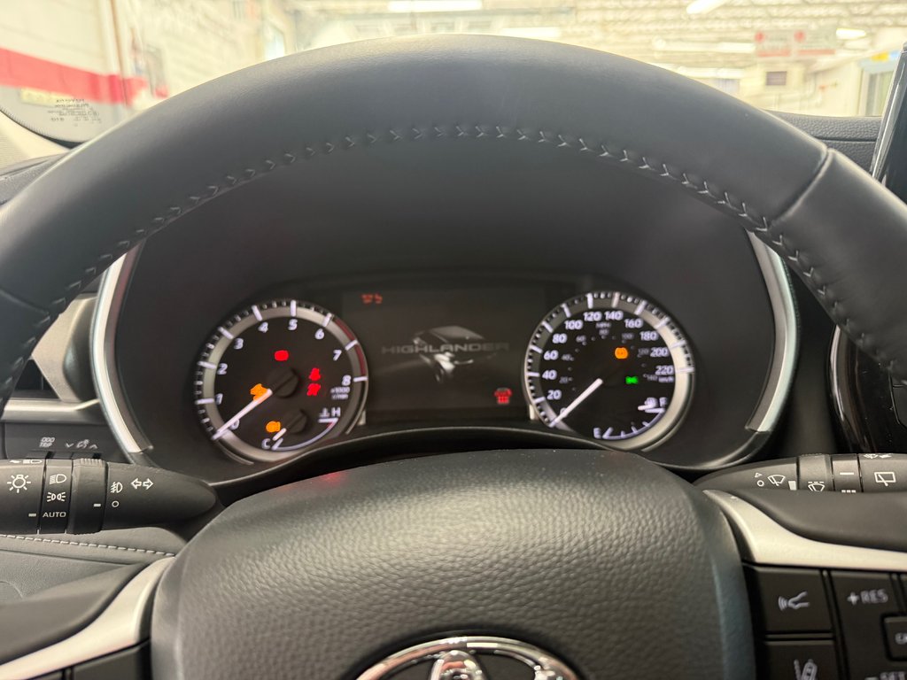 2025 Toyota Highlander XLE AWD in Cowansville, Quebec - 21 - w1024h768px