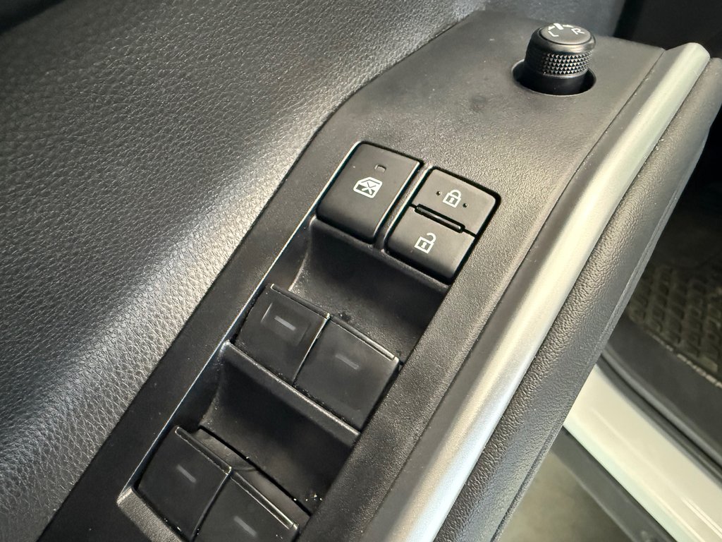 2025 Toyota Highlander XLE AWD in Cowansville, Quebec - 18 - w1024h768px