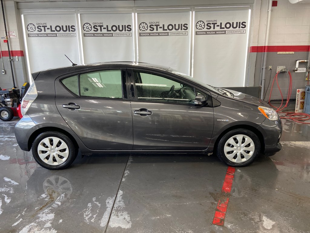 2014 Toyota Prius c BASE in Cowansville, Quebec - 2 - w1024h768px