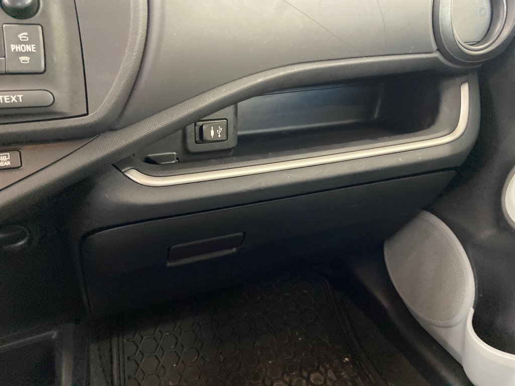 2014 Toyota Prius c BASE in Cowansville, Quebec - 29 - w1024h768px