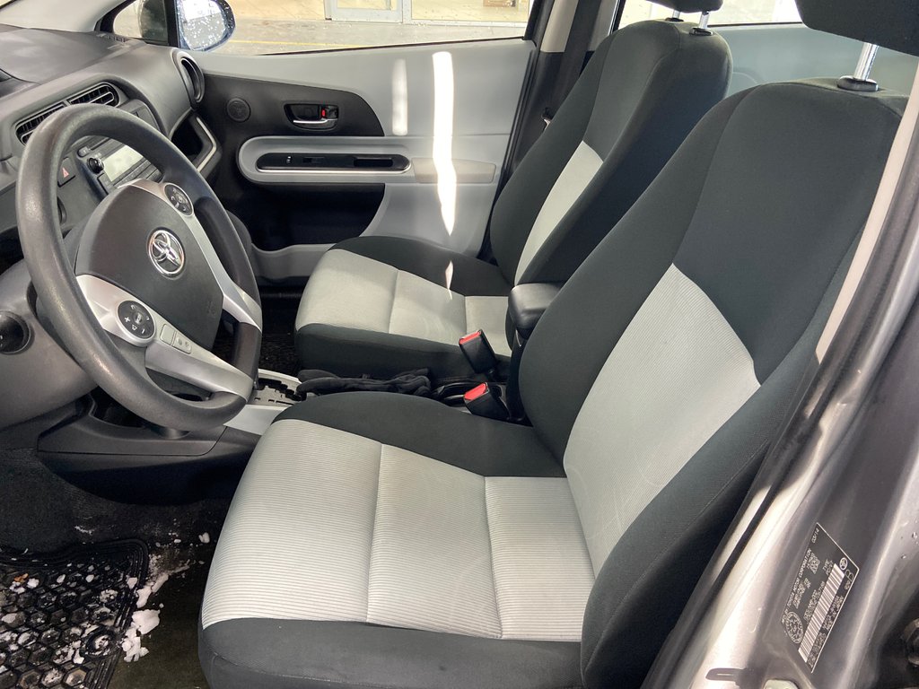 2014 Toyota Prius c BASE in Cowansville, Quebec - 25 - w1024h768px