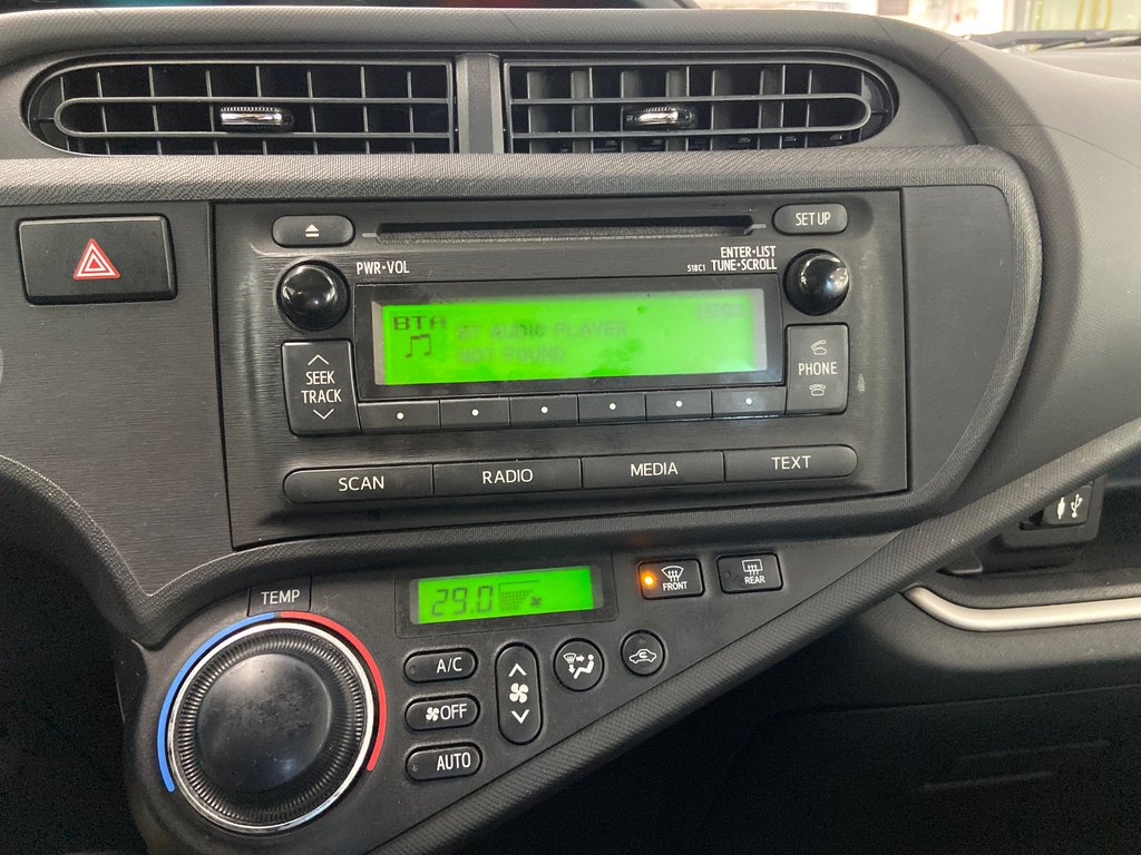 2014 Toyota Prius c BASE in Cowansville, Quebec - 32 - w1024h768px