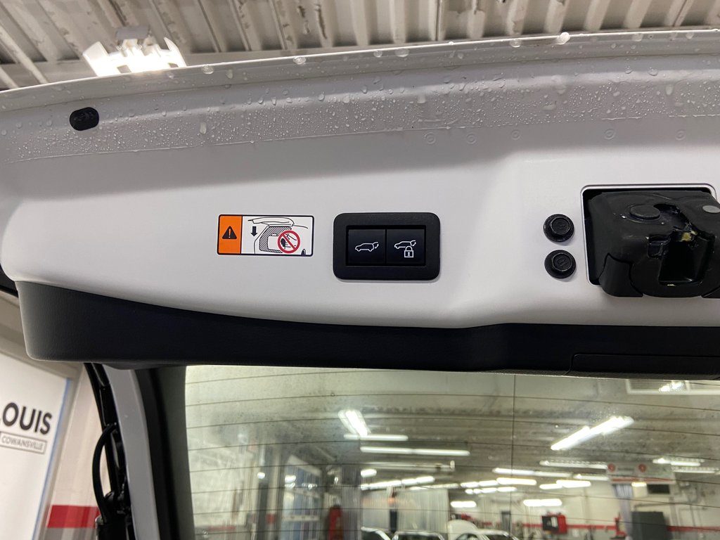 Toyota Prius Plug-In Hybrid XSE Premium 2025 à Cowansville, Québec - 10 - w1024h768px