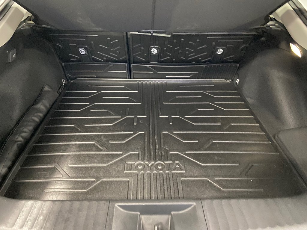 Toyota Prius Plug-In Hybrid XSE Premium 2025 à Cowansville, Québec - 9 - w1024h768px