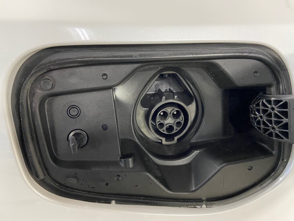 Toyota Prius Plug-In Hybrid XSE Premium 2025 à Cowansville, Québec - 11 - w1024h768px