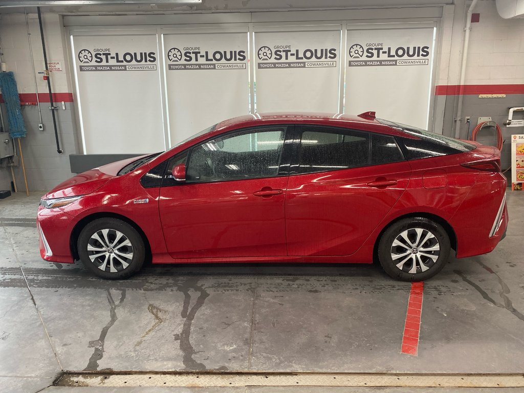 2020 Toyota Prius Prime UPGRADE in Cowansville, Quebec - 2 - w1024h768px