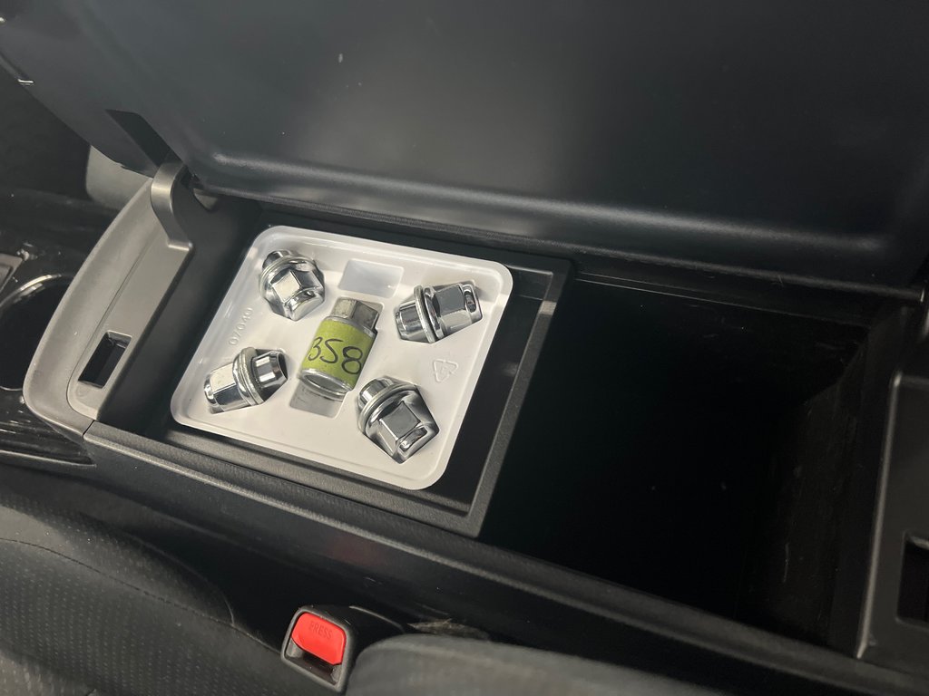 2022 Toyota PRIUS PRIME Garantie Platine 100000 km in Cowansville, Quebec - 34 - w1024h768px