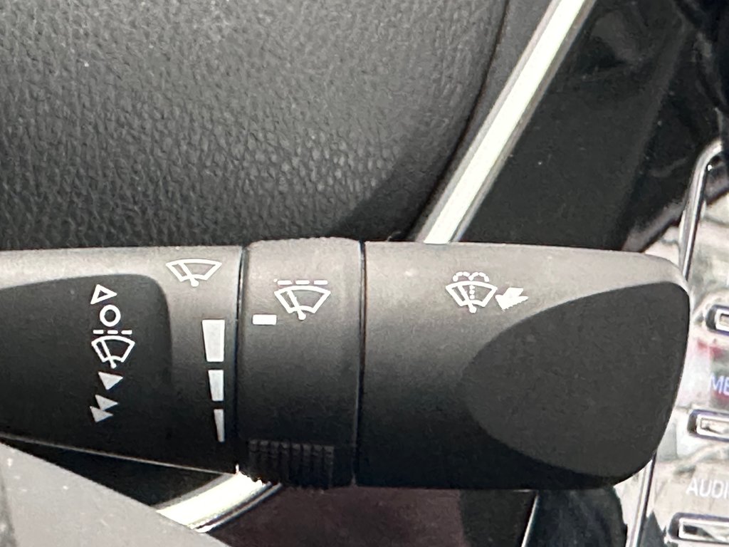 2022 Toyota PRIUS PRIME Base Sièges et volant chauffants / Caméra de recul in Cowansville, Quebec - 25 - w1024h768px