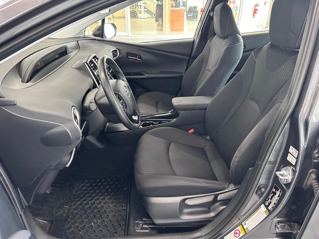 2022 Toyota PRIUS PRIME Base Sièges et volant chauffants / Caméra de recul in Cowansville, Quebec - 16 - w1024h768px