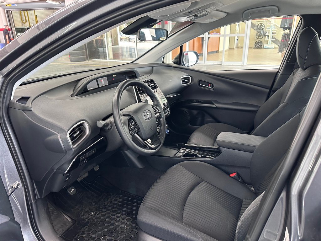 2022 Toyota PRIUS PRIME Base Sièges et volant chauffants / Caméra de recul in Cowansville, Quebec - 17 - w1024h768px
