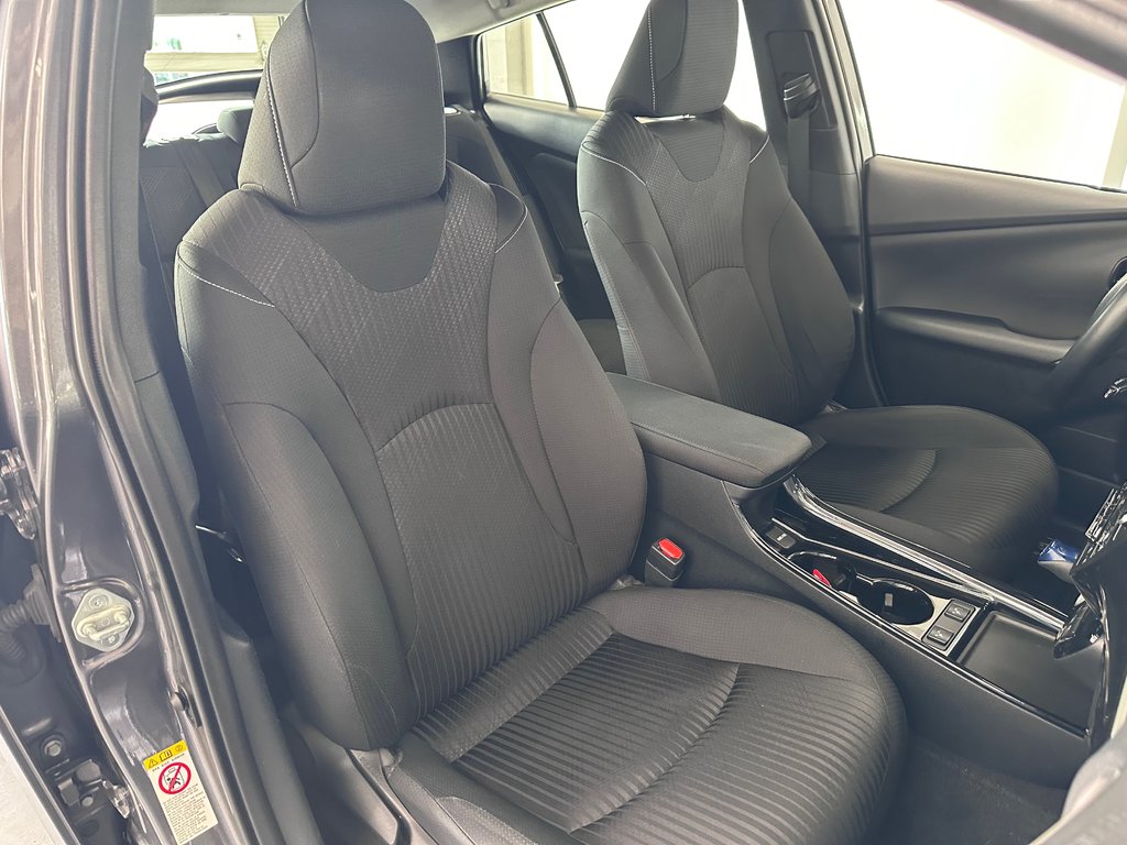 2022 Toyota PRIUS PRIME Base Sièges et volant chauffants / Caméra de recul in Cowansville, Quebec - 15 - w1024h768px