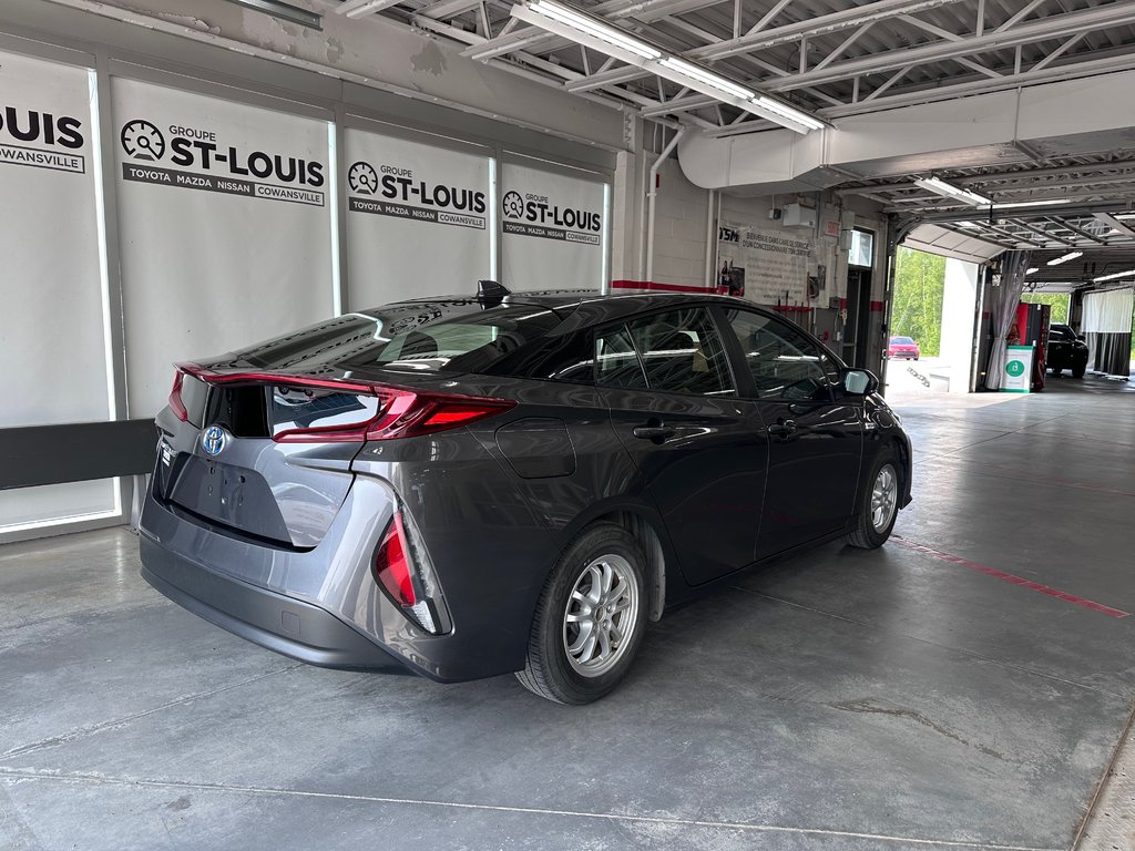 2022 Toyota PRIUS PRIME Base Sièges et volant chauffants / Caméra de recul in Cowansville, Quebec - 6 - w1024h768px