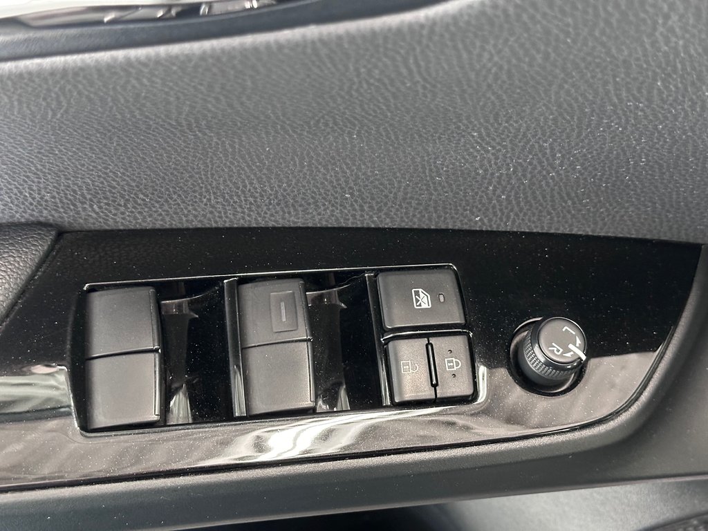 2022 Toyota PRIUS PRIME Base Sièges et volant chauffants / Caméra de recul in Cowansville, Quebec - 18 - w1024h768px
