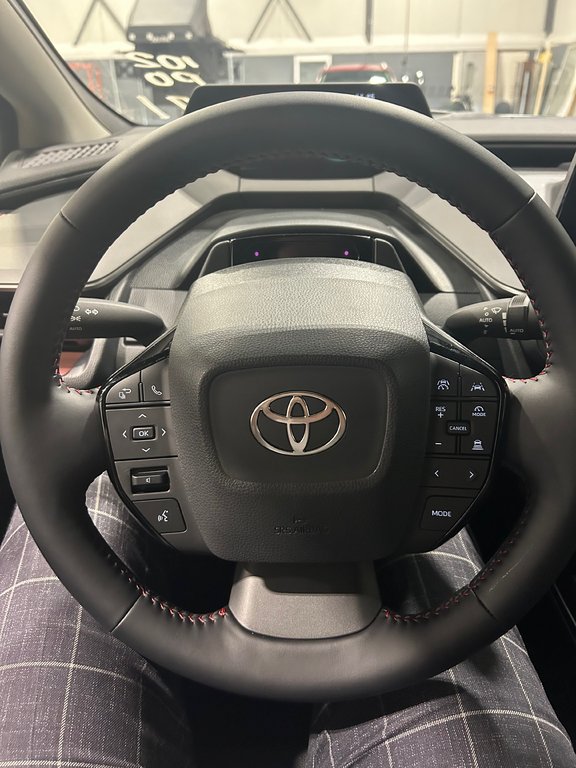 2024 Toyota PRIUS PRIME SE in Cowansville, Quebec - 13 - w1024h768px