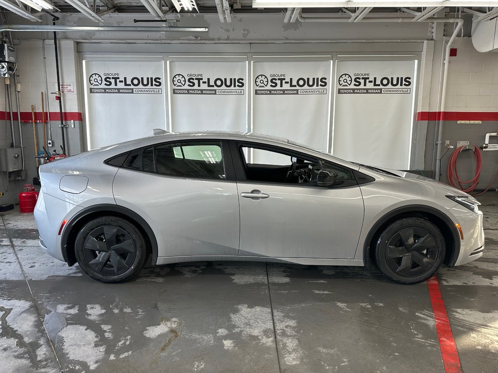 2024 Toyota PRIUS PRIME SE in Cowansville, Quebec - 4 - w1024h768px