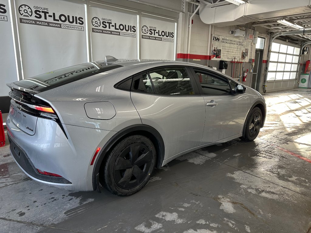 2024 Toyota PRIUS PRIME SE in Cowansville, Quebec - 3 - w1024h768px