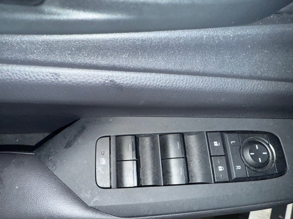 2024 Toyota Prius Prime SE in Cowansville, Quebec - 14 - w1024h768px