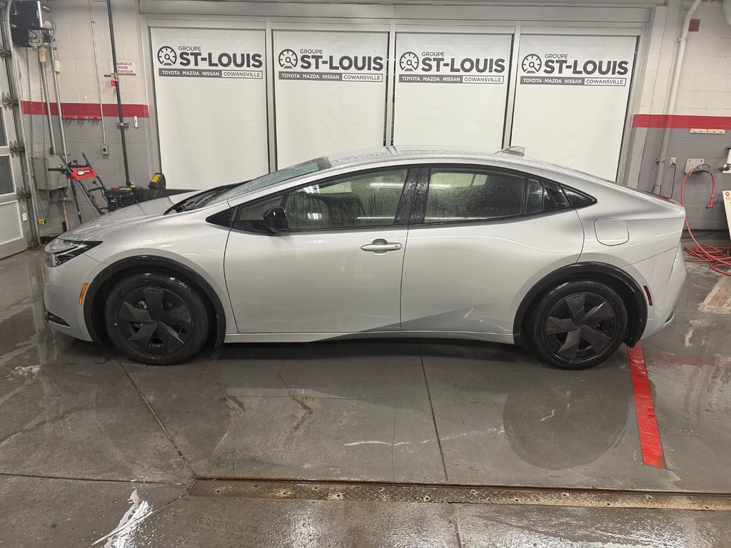 2024 Toyota Prius Prime SE in Cowansville, Quebec - 3 - w1024h768px