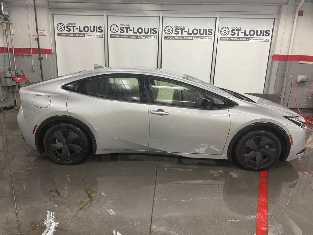 2024 Toyota Prius Prime SE in Cowansville, Quebec - 6 - w1024h768px