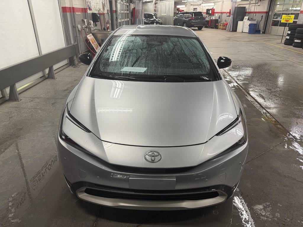 2024 Toyota Prius Prime SE in Cowansville, Quebec - 2 - w1024h768px