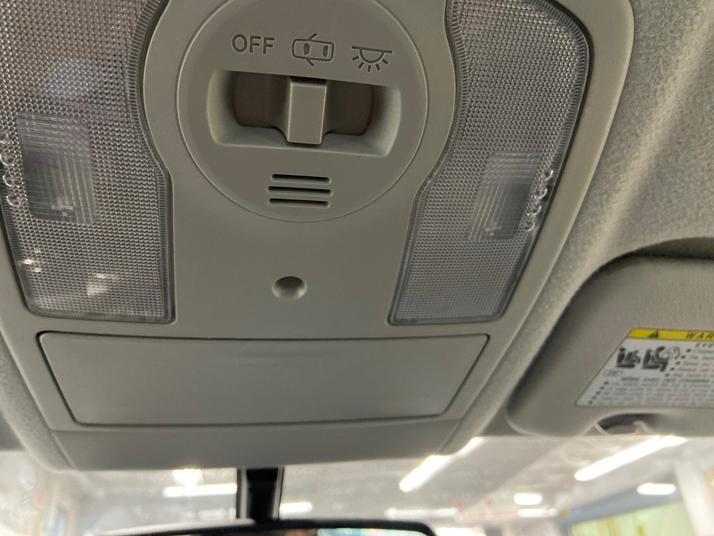 2013 Toyota Prius Base in Cowansville, Quebec - 38 - w1024h768px