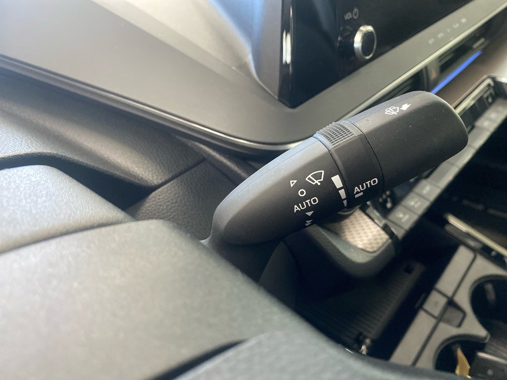 2024 Toyota Prius XLE AWD in Cowansville, Quebec - 56 - w1024h768px