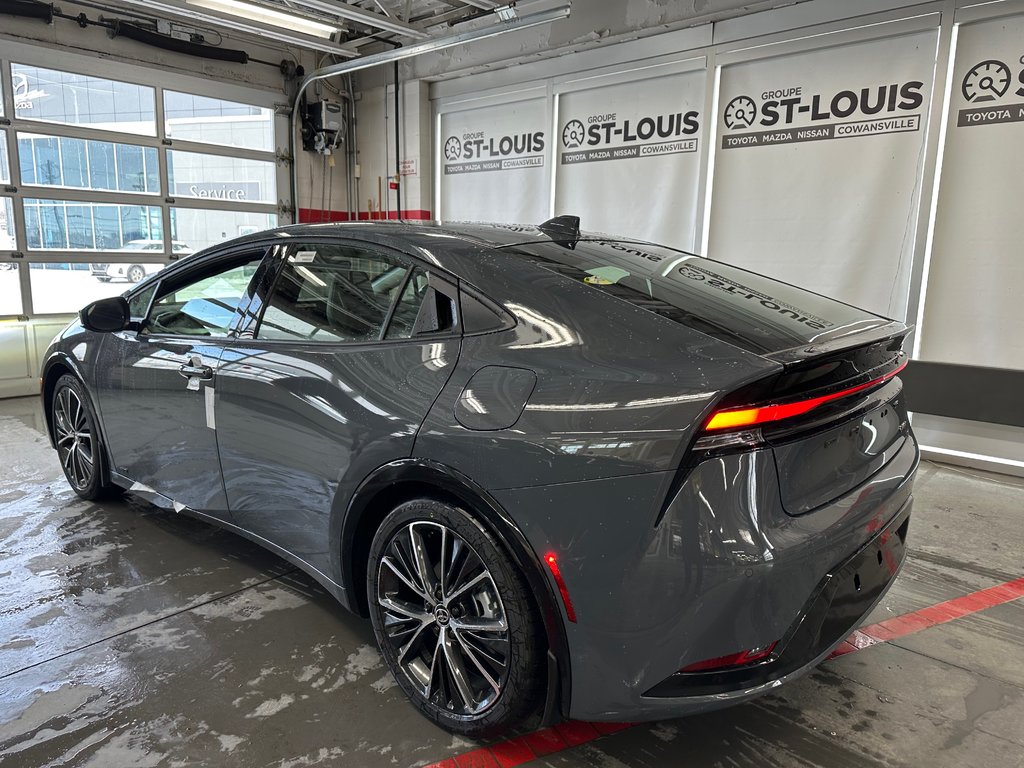 2024 Toyota Prius XLE in Cowansville, Quebec - 3 - w1024h768px