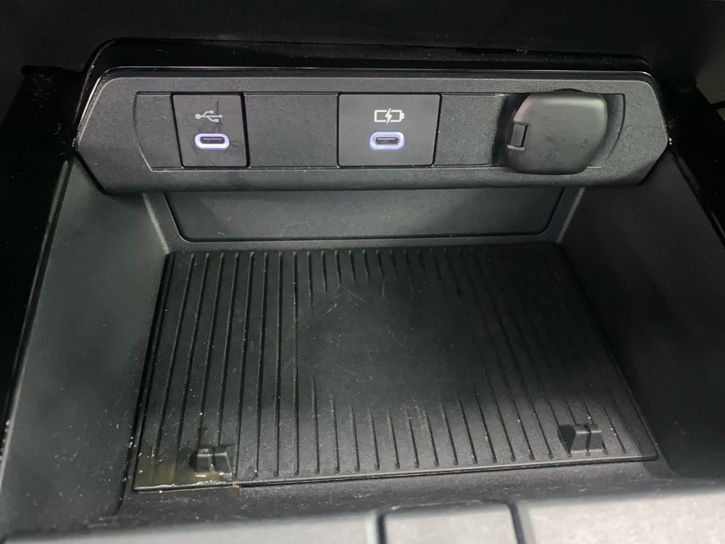 2024 Toyota Prius XLE AWD in Cowansville, Quebec - 60 - w1024h768px