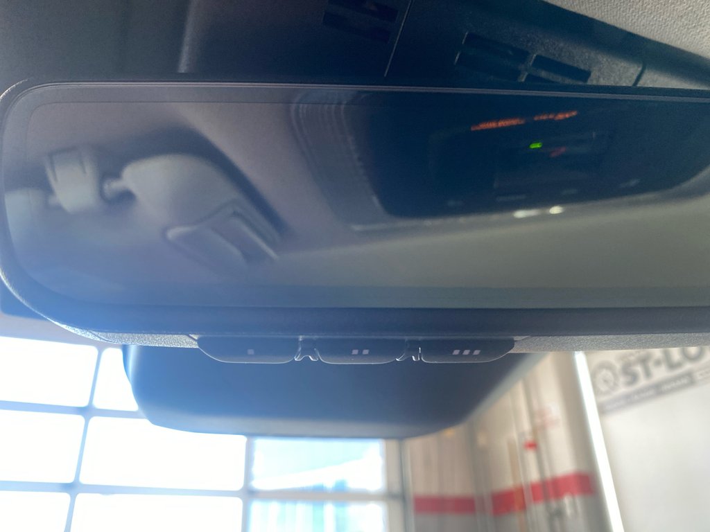 2024 Toyota Prius XLE AWD in Cowansville, Quebec - 57 - w1024h768px