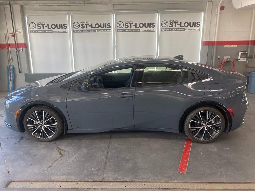 2024 Toyota Prius XLE AWD in Cowansville, Quebec - 43 - w1024h768px