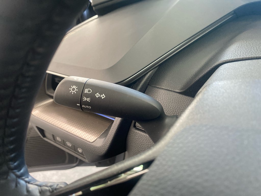 2024 Toyota Prius XLE AWD in Cowansville, Quebec - 54 - w1024h768px