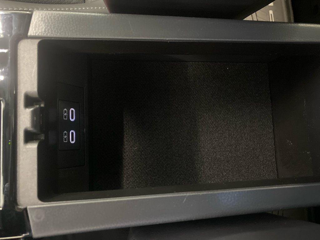 2024 Toyota Prius XLE AWD in Cowansville, Quebec - 63 - w1024h768px