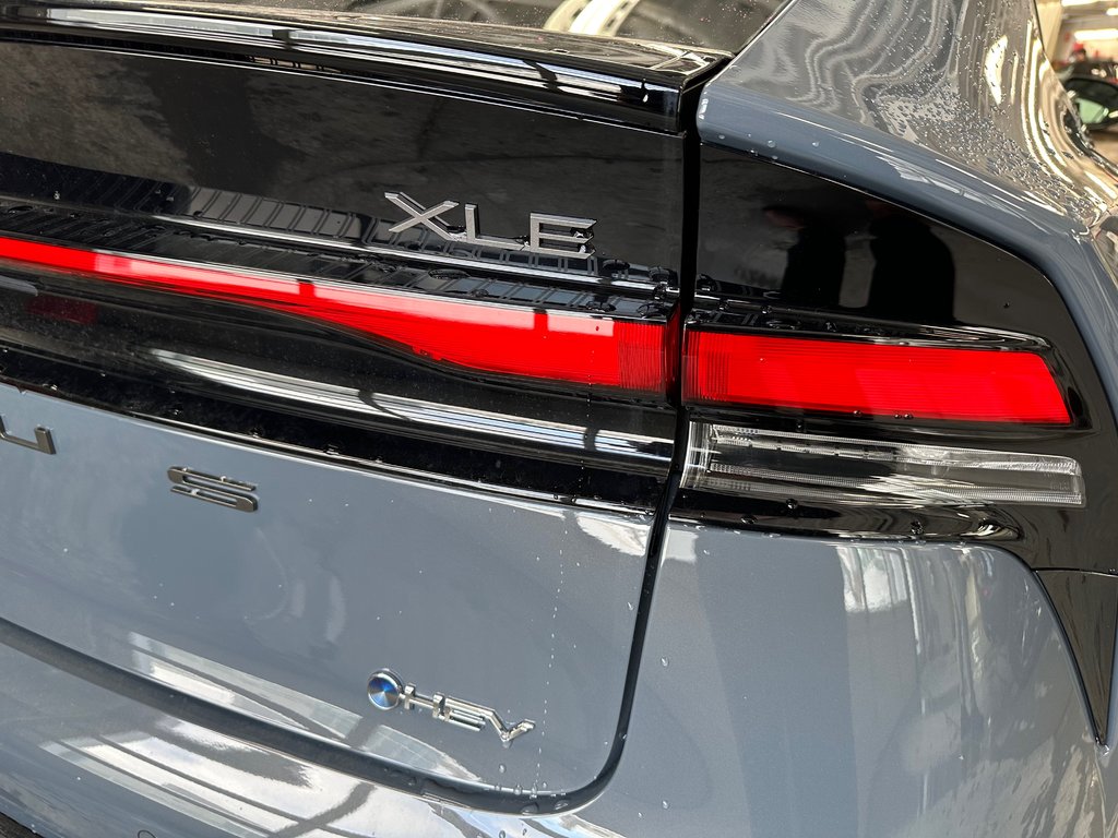 2024 Toyota Prius XLE in Cowansville, Quebec - 9 - w1024h768px