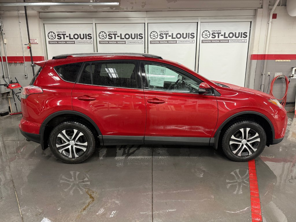 Toyota RAV4 LE FWD 2017 à Cowansville, Québec - 2 - w1024h768px
