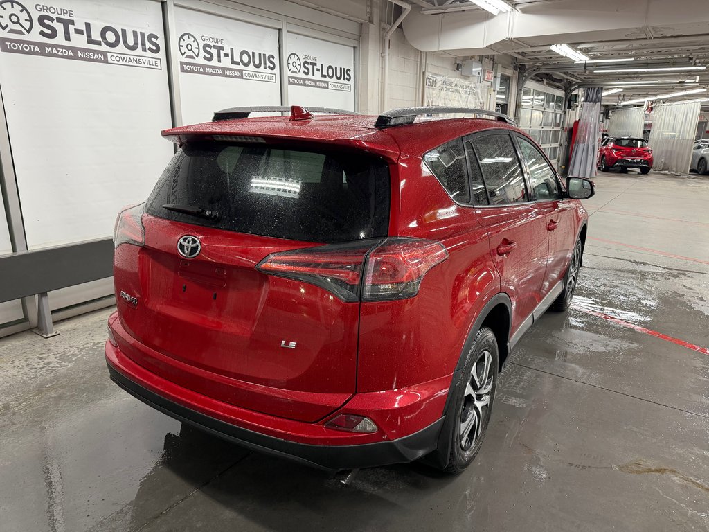 Toyota RAV4 LE FWD 2017 à Cowansville, Québec - 3 - w1024h768px