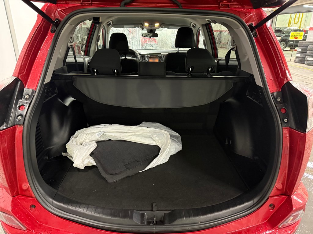 Toyota RAV4 LE FWD 2017 à Cowansville, Québec - 11 - w1024h768px