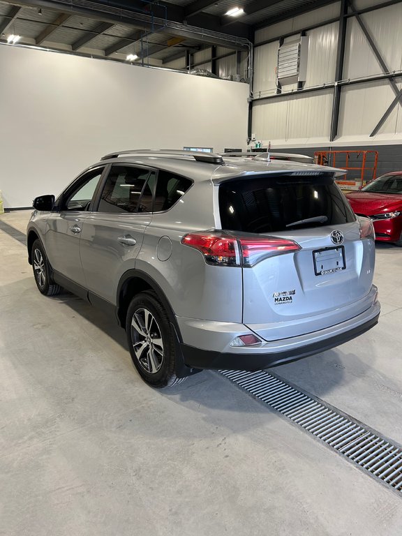 2018  RAV4 LE  A/C - SIEGES CHAUFFANTS - CAMERA - BLUETOOTH in Cowansville, Quebec - 3 - w1024h768px