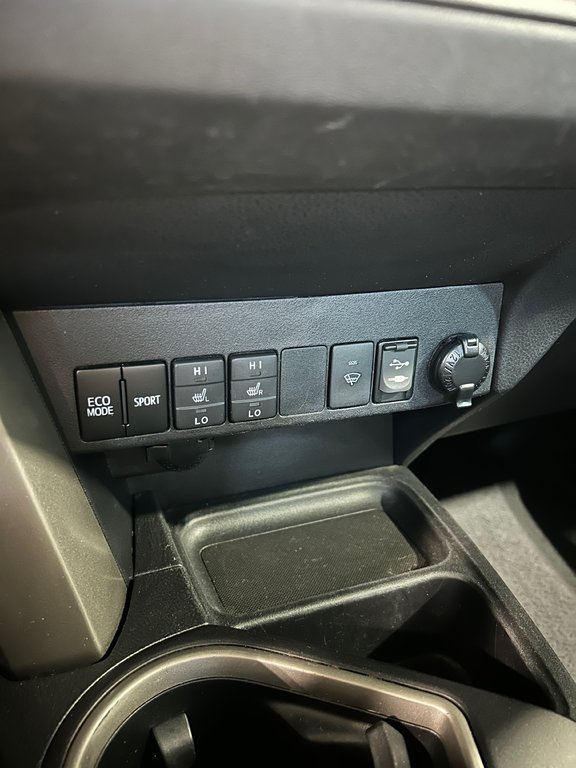 2018  RAV4 LE  A/C - SIEGES CHAUFFANTS - CAMERA - BLUETOOTH in Cowansville, Quebec - 17 - w1024h768px